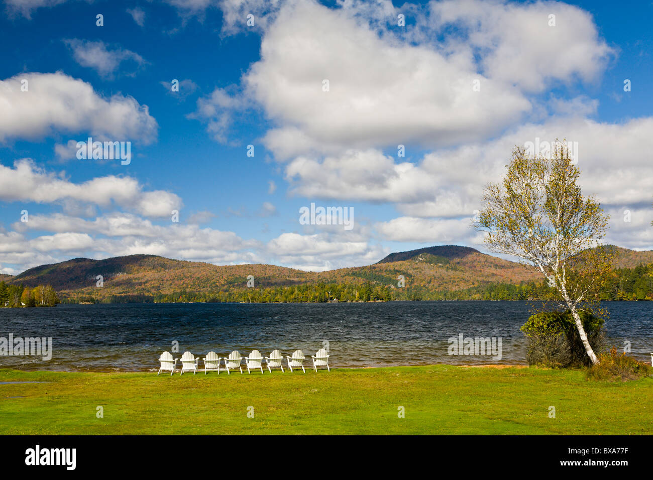 Weiße Stühle am Ufer des Blue Mountain Lake in den Adirondack Mountains of New York Stockfoto