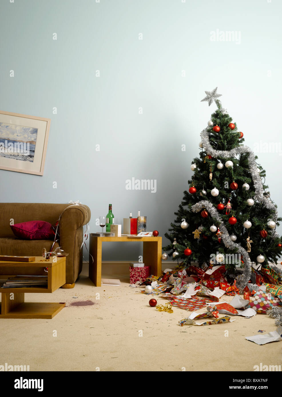 Ein Weihnachten Wohnzimmer die Nacht nach einer wilden Party Stockfoto