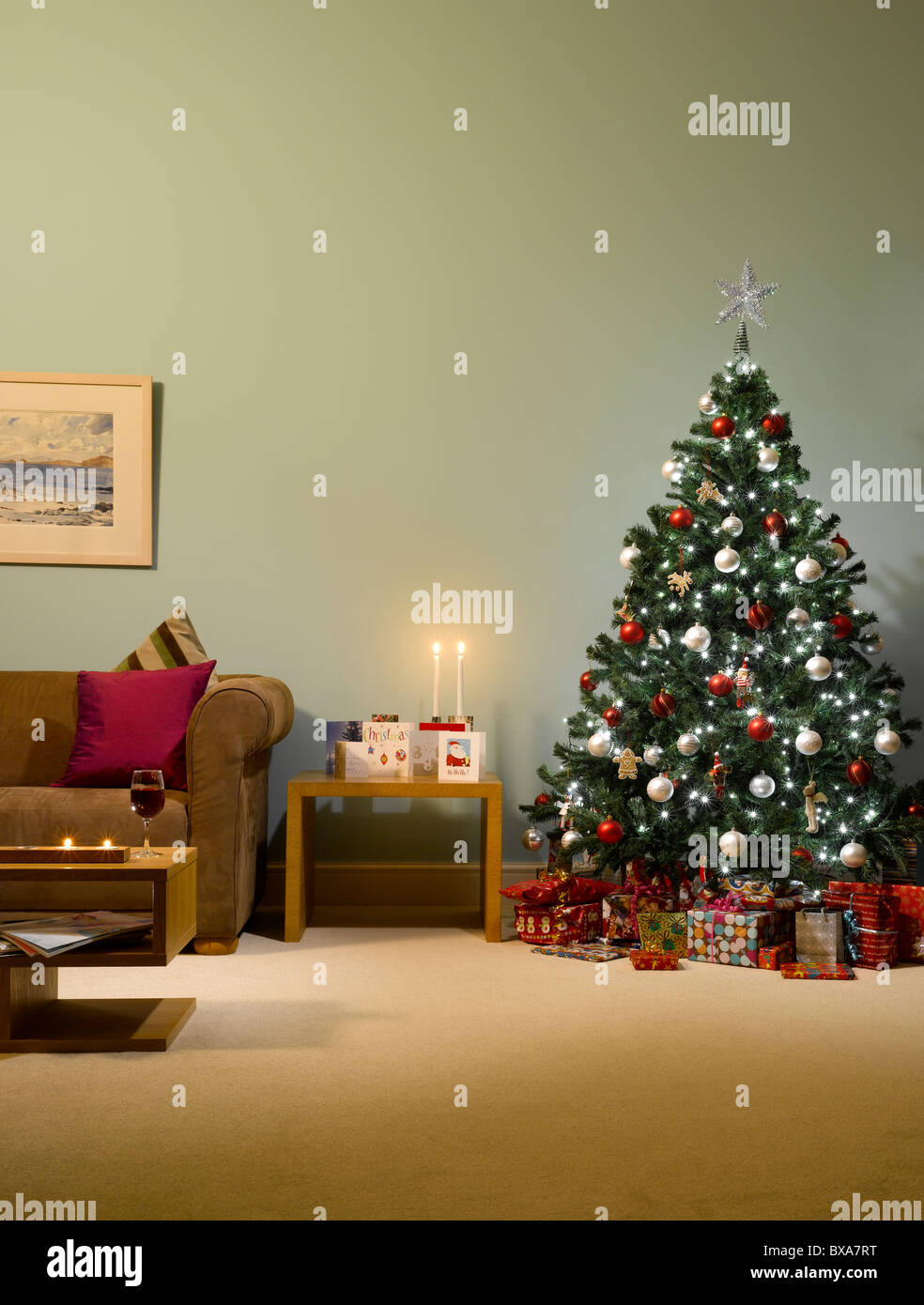 Eine warme gemütliche Weihnachts-Szene in einem Wohnzimmer Stockfoto