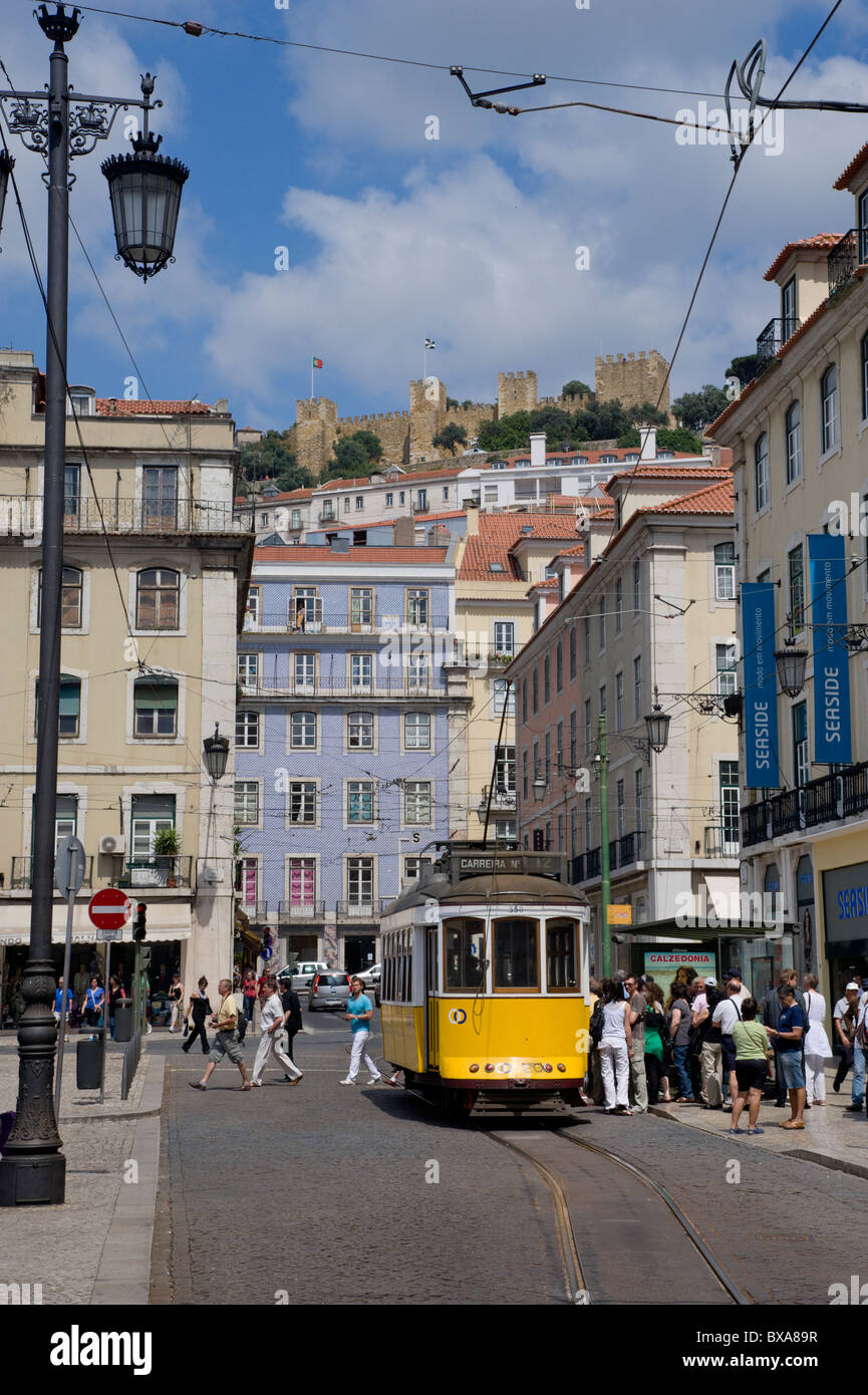 Portugal, Lissabon, Praca da Figueira, mit einer Straßenbahn und Schlosses Sao Jorge Stockfoto