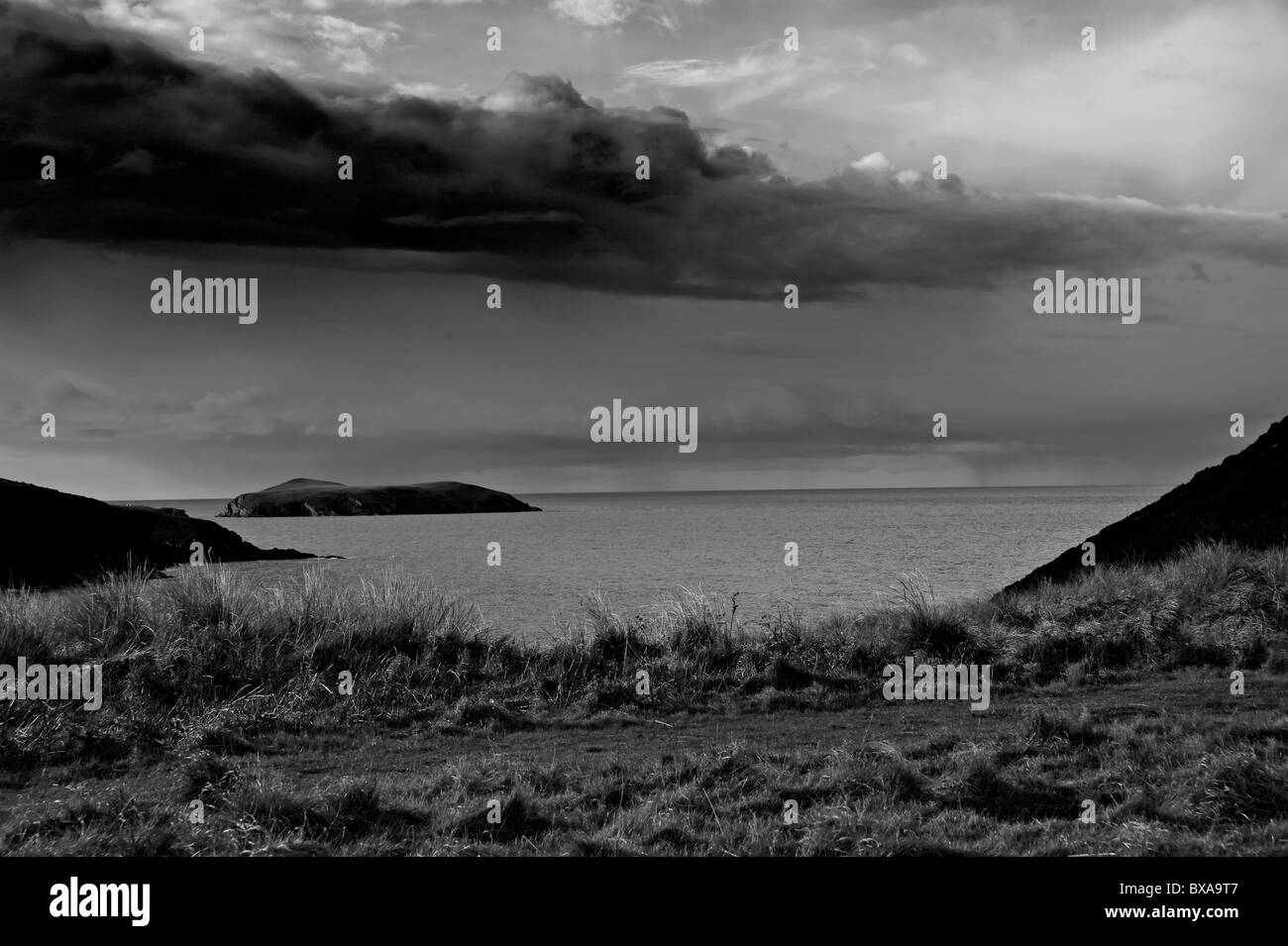 Diese Ansicht ist Blick nach Westen von außerhalb der Mwnt Kirche, in der Ferne sehen Sie Strickjacke Insel. Stockfoto