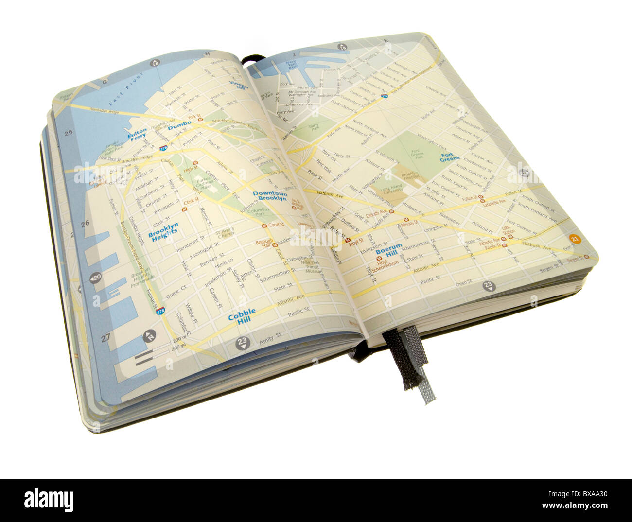 Moleskine Journal mit Karten von New York City auf weißem Hintergrund fotografiert Stockfoto