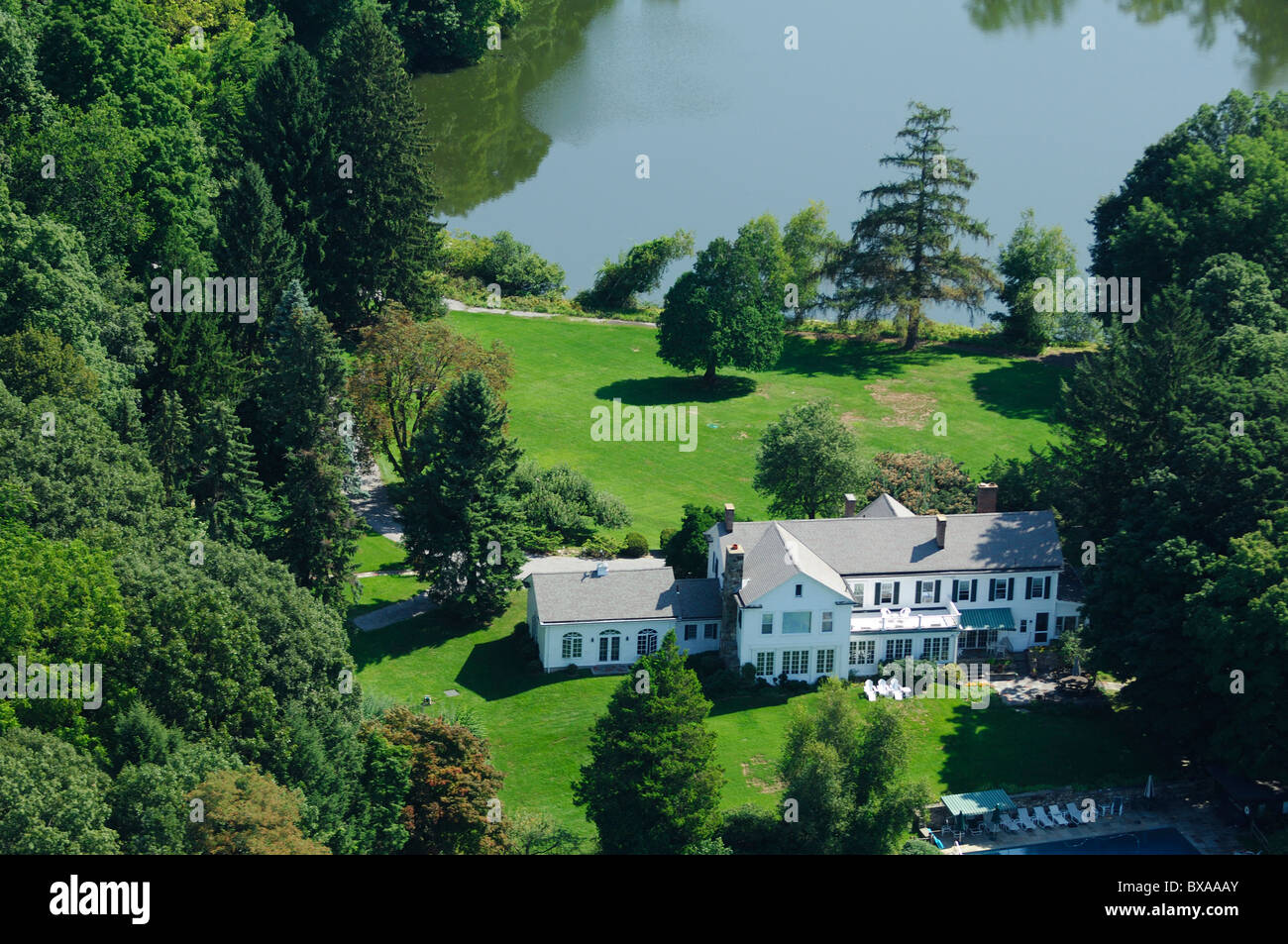 Luftaufnahme von Privathaus in der Nähe von einem See namens Dales Teich, östlich von kalten Frühling, Putnam Region, Upstate New York, Usa Stockfoto