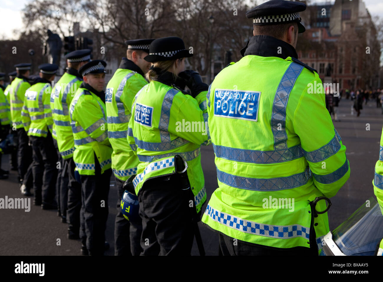 Linie von Metropolitanpolizei in Parliament Square während Unterricht Gebühren Demonstration. Stockfoto