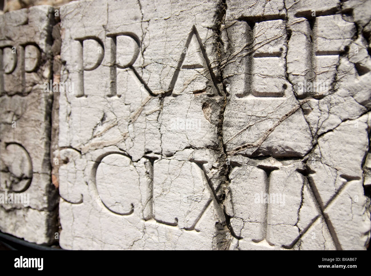 Roman stone letter -Fotos und -Bildmaterial in hoher Auflösung – Alamy