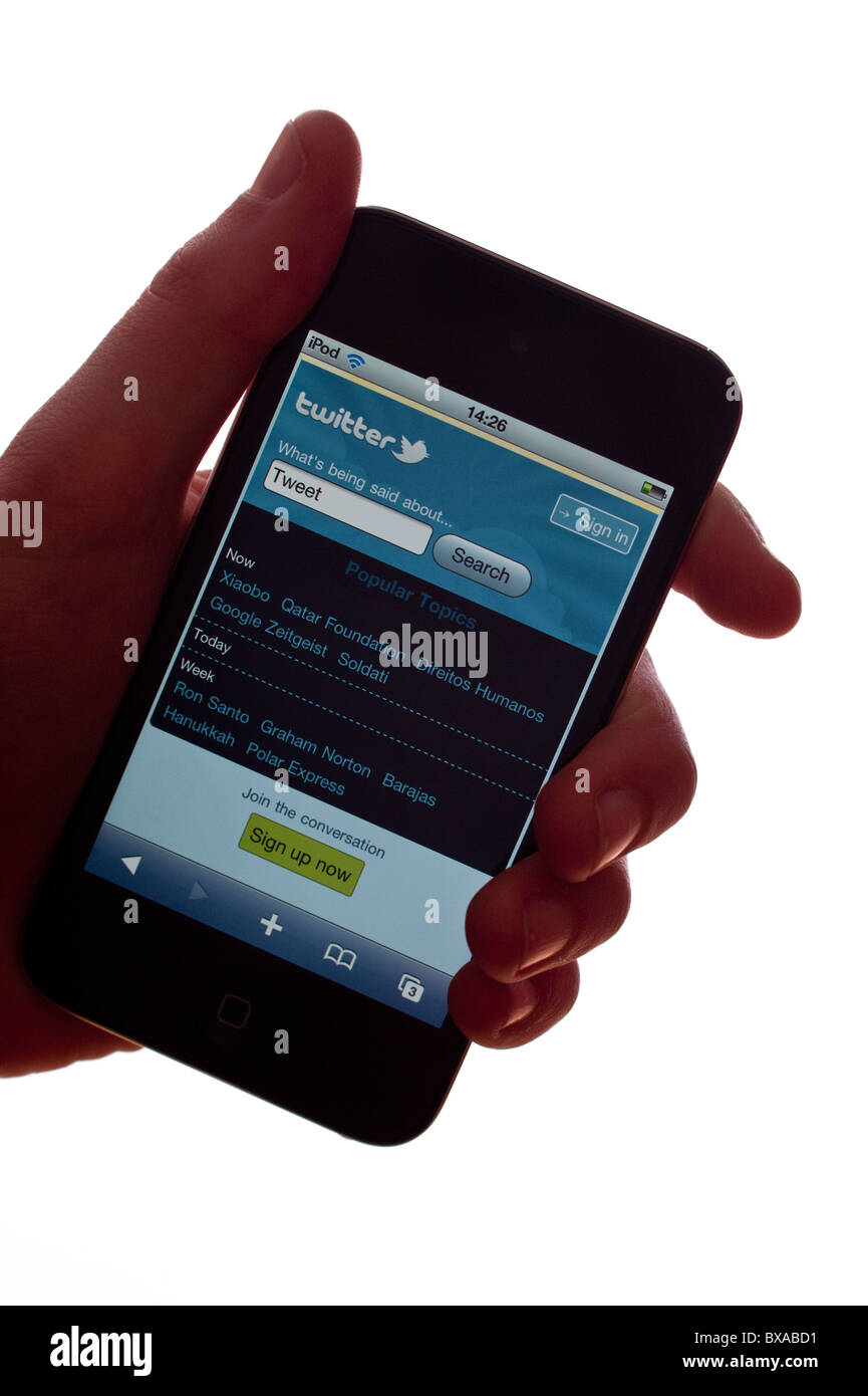 Der neue Apple Ipod touch 4. Generation 4G Media-Player mit Internet-Anschluss, die Twitter-Website auf einem weißen Hintergrund angezeigt Stockfoto
