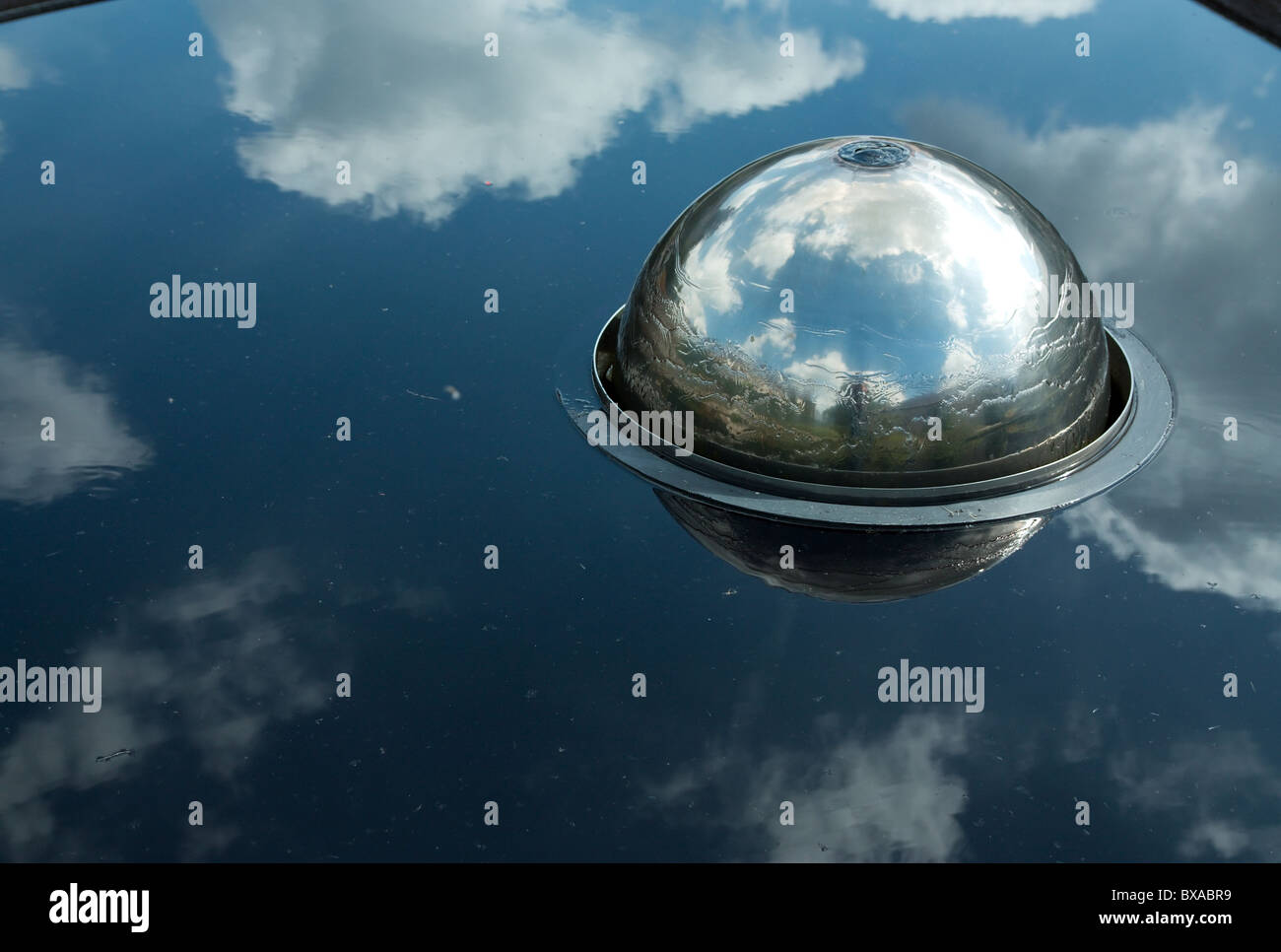 Silber Wasserspiel mit reflektierte Himmel Stockfoto