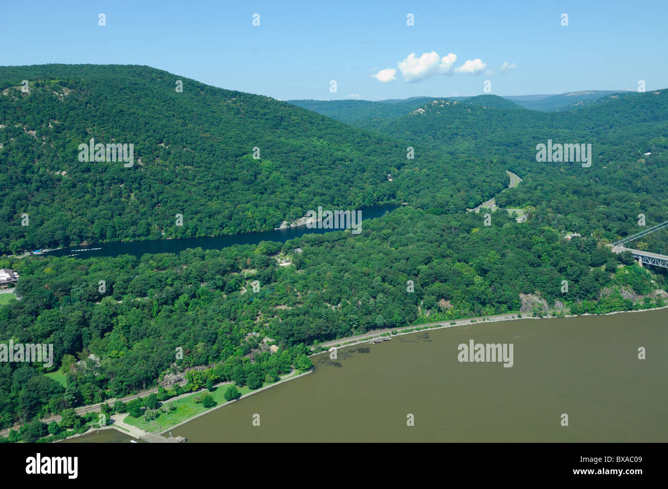 Antenne des Hudson River, Hessische See und zurück Bear Mountain State Park, südlich von Fort Montgomery Stadt, Bundesstaat New York Stockfoto