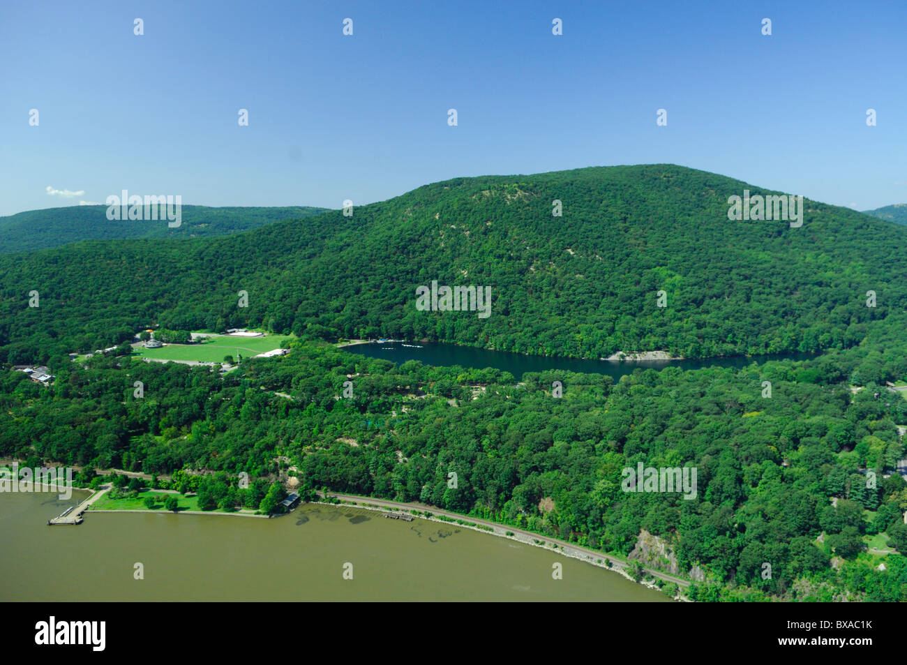 Antenne des Hudson River, Hessische See und zurück Bear Mountain State Park, südlich von Fort Montgomery Stadt, Bundesstaat New York Stockfoto