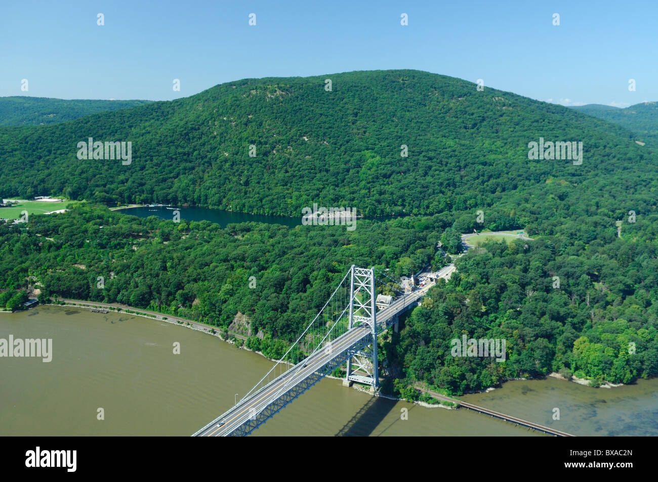 Antenne des Hudson River, Bear Mountain Bridge, Hessische See und Bear Mountain State Park, Fort Montgomery Stadt, Staat New York Stockfoto