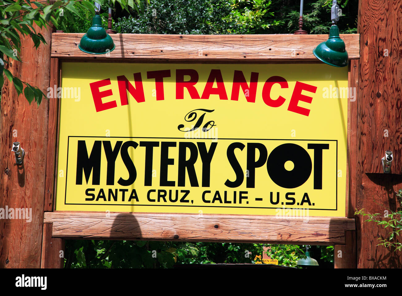 Ortseingangsschild für Mystery Spot an California in Santa Cruz Stockfoto