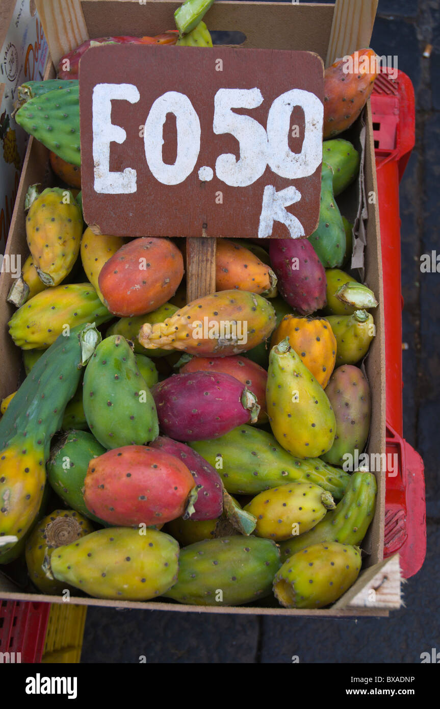 Opuntia Kaktus Feigen essen in Catania Sizilien Italien Europa auf den Markt Stockfoto