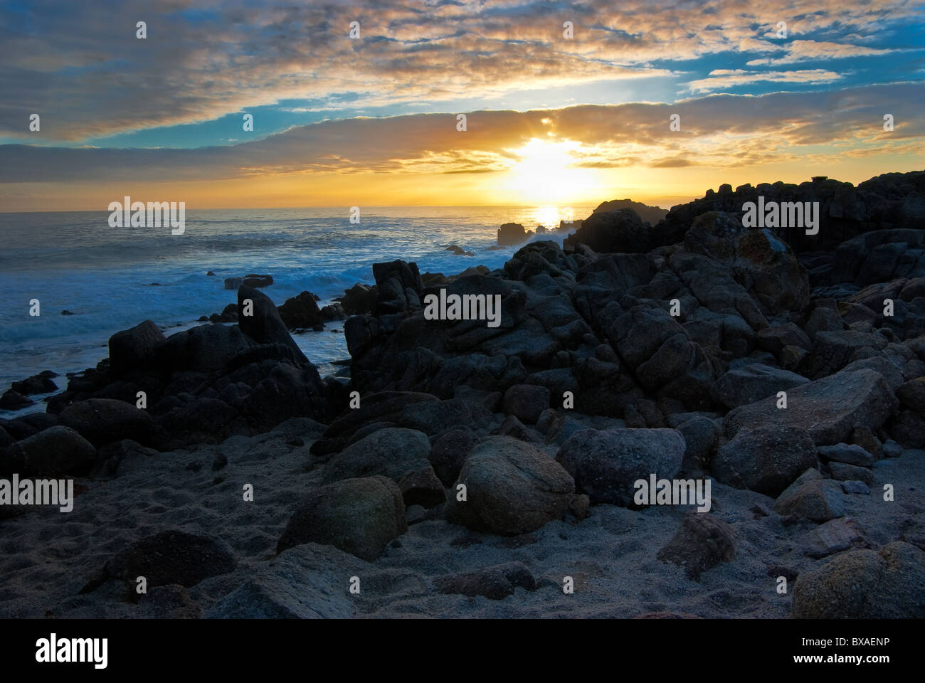 Sonnenaufgang über dem felsigen Pazifikküste mit einem schönen blauen Himmel Stockfoto