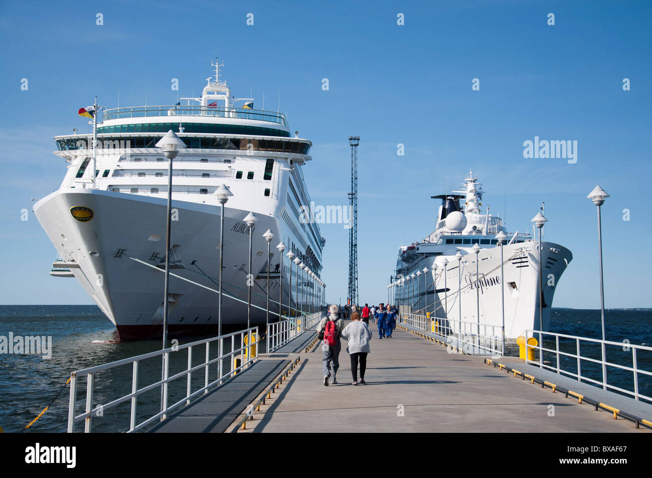 Ein Foto von dem P & O Kreuzfahrtschiff "Aurora" und der MS Princess Daphne im Hafen in Tallinn, Estland. Stockfoto