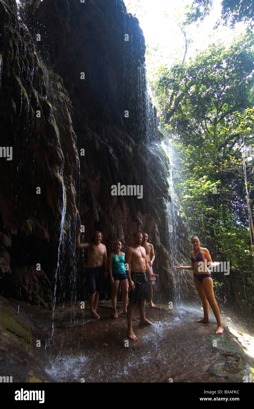 Menschen, die Wasserfall bei Hugh Dale, Christmas Island National Park, indischen Ozean genießen. Kein Herr Stockfoto