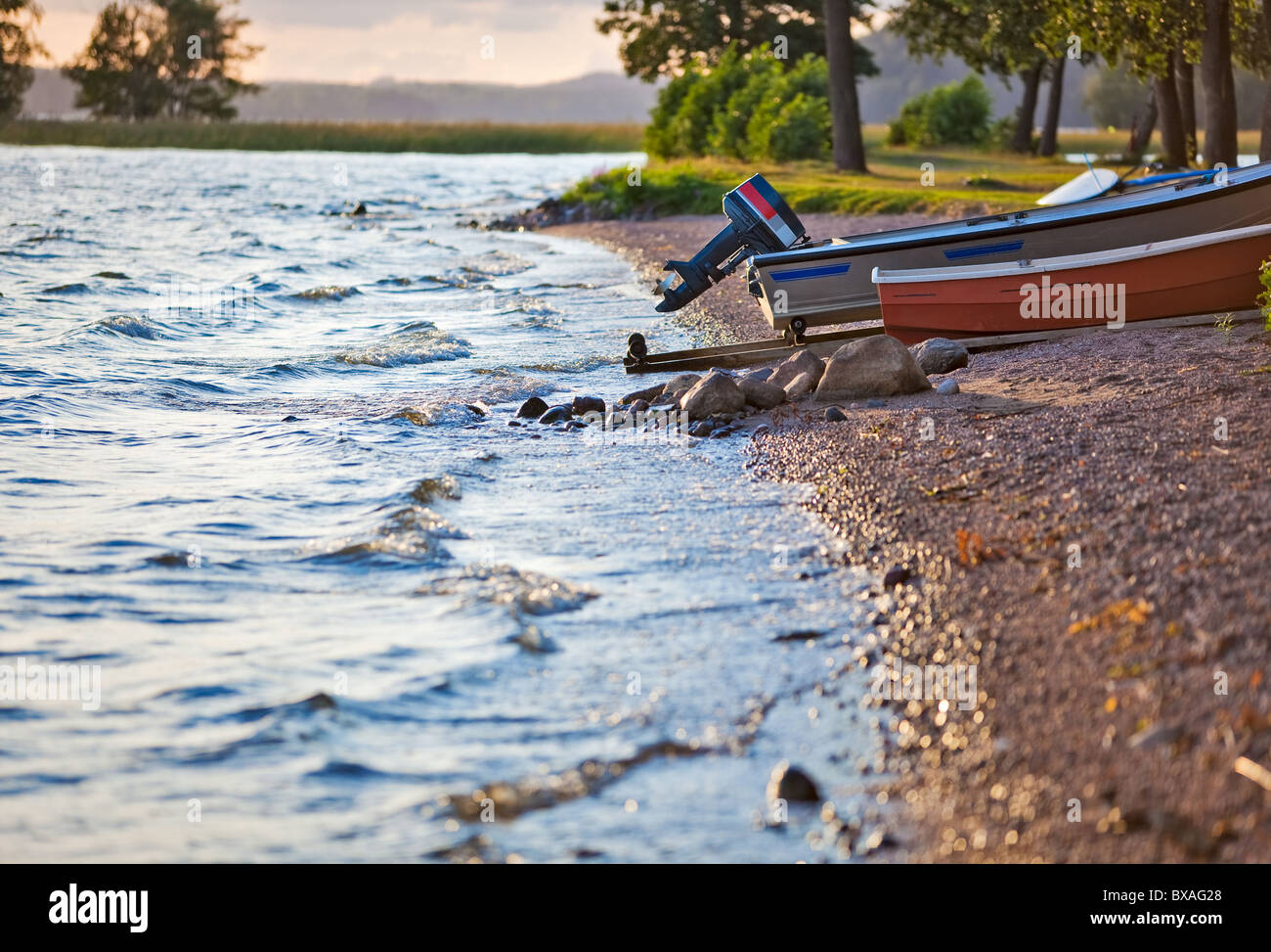 Ufer des Sees mit Booten. Finnland-Landschaft. Stockfoto
