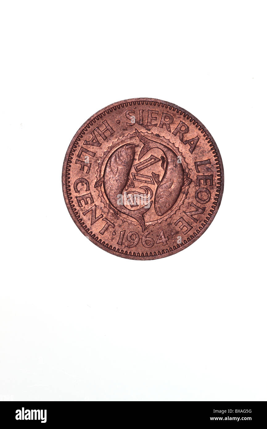 Sierra Leone 1/2 (halbe) Cent Münze (1964) mit zwei Bonga-Fischen (Ethmalosa fimbriata) Stockfoto