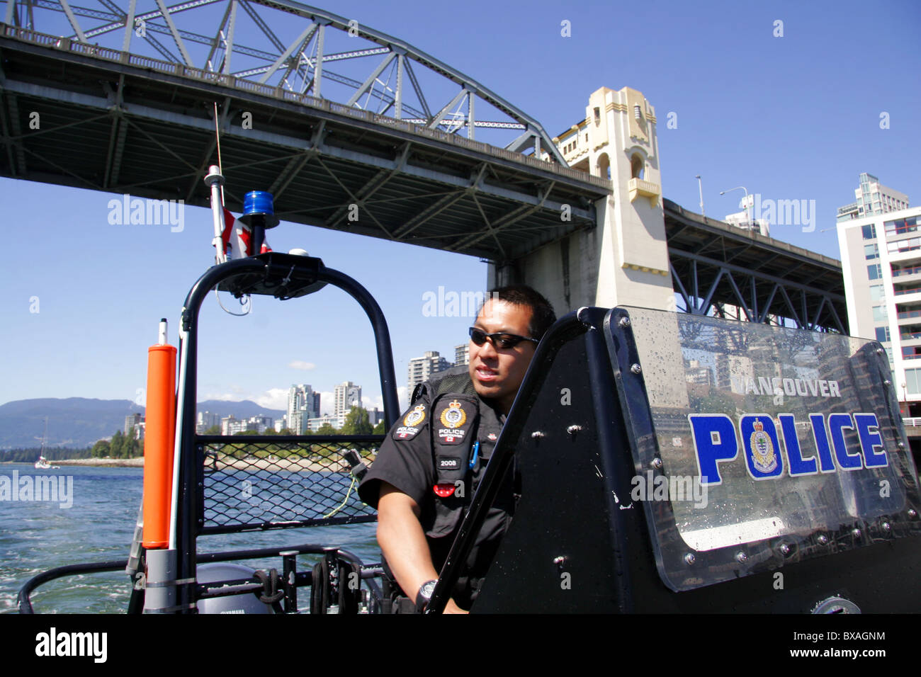 Vancouver Polizei Marine-Einheit Boot Patrouillen in der Nähe von Burrard Bridge in Vancouver, British Columbia, Kanada Stockfoto