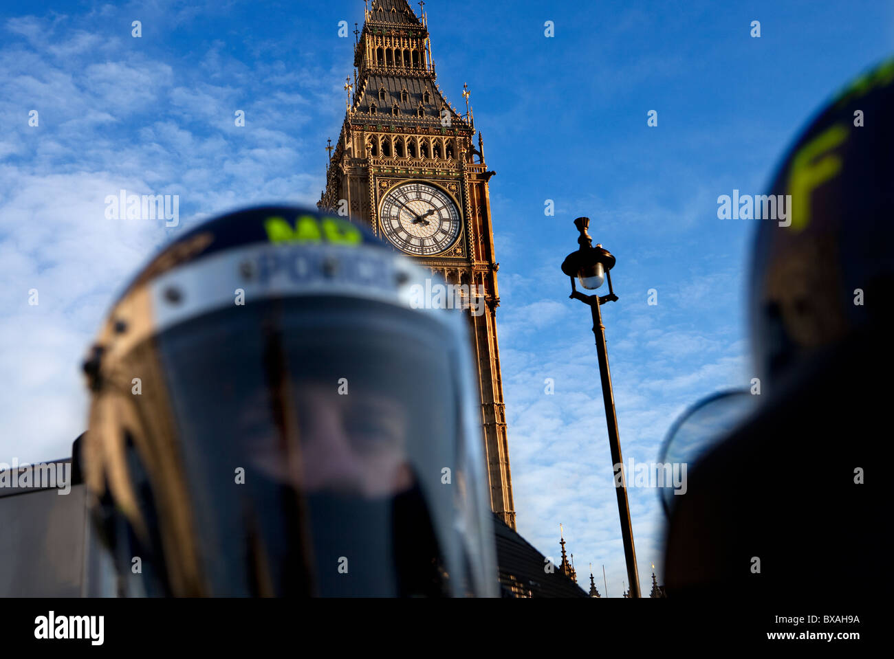 Helm tragen Metropolitan Police in Parliament Square während Unterricht Gebühren Demonstration. Stockfoto