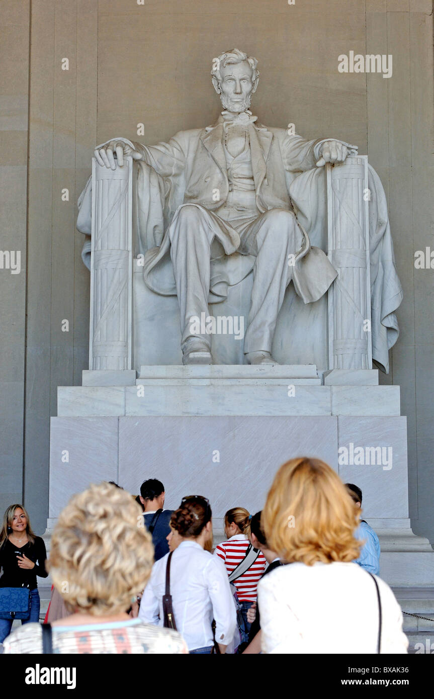 Touristen vor dem Lincoln-Statue in der Lincoln Memorial, Washington D.C., USA Stockfoto