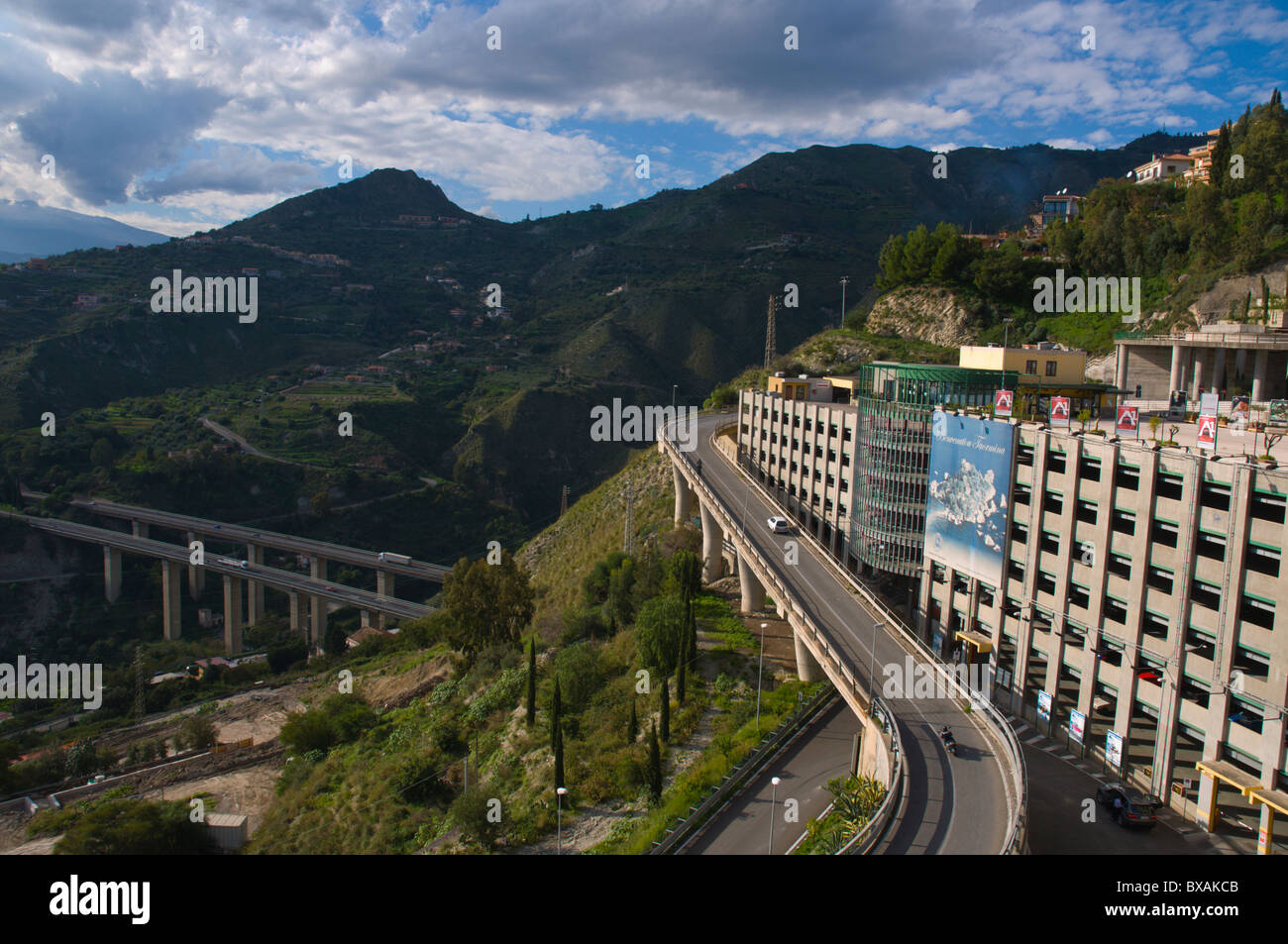 Lange Rampe neben Autobahn Messina-Catania A18 E45 Autobahn unterhalb Altstadt Taormina Sizilien Italien Europa Stockfoto