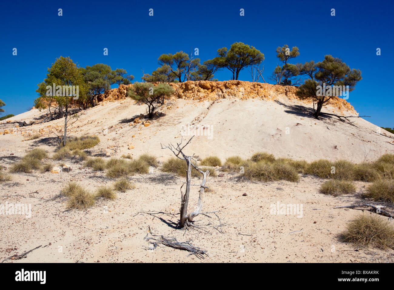 Rote Spitze Mesa aus weißem Sand im Bladebsburg National Park, Winton, Outback Queensland Stockfoto