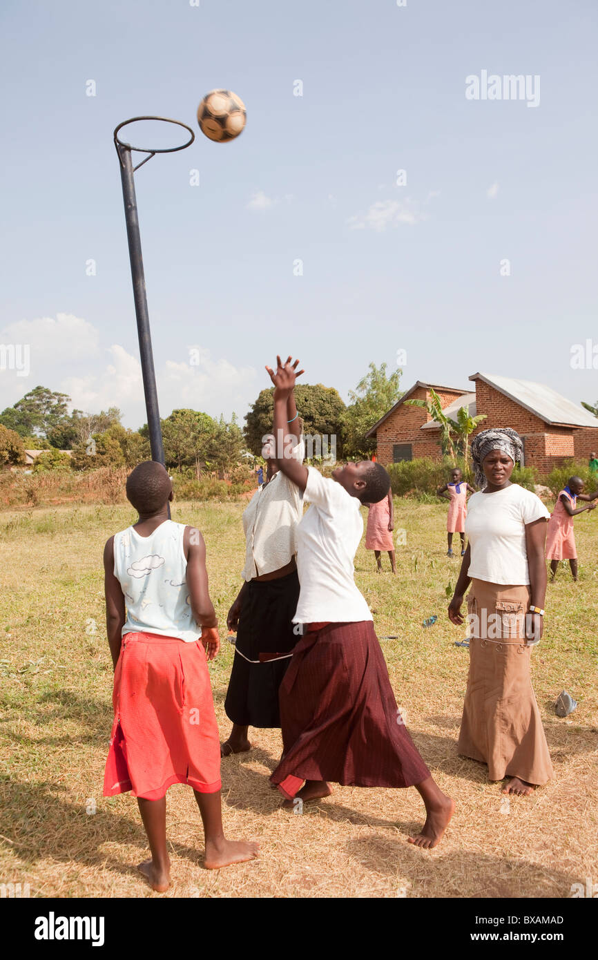 Mädchen im Teenageralter spielen Korbball in Bugabwe Dorf, Iganga Bezirk, östlichen Uganda, Ostafrika. Stockfoto
