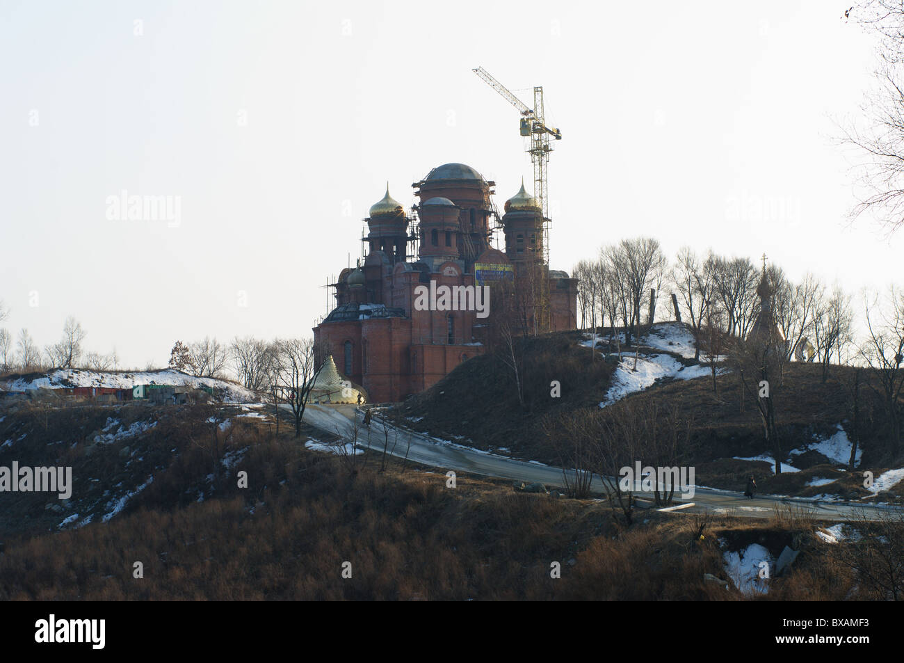 Tempelbau, die auf einem Hügel Tobolskaya in Stadt Nachodka in Russland Stockfoto