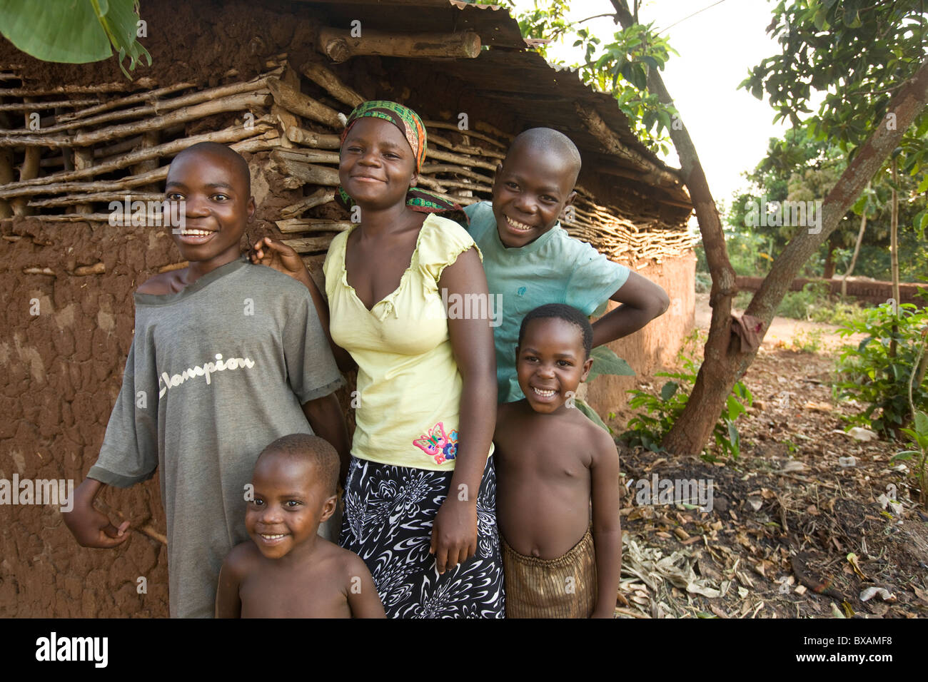 Lächelnde Kinder stehen vor einem Haus in Igamba Dorf, Iganga Bezirk, östlichen Uganda, Ostafrika. Stockfoto
