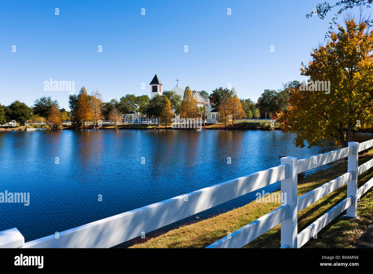 See mit Blick auf Kirche in der Nähe zum Zentrum von Disney Zweck gebaut Township Celebration, Kissimmee, Orlando, Florida, USA Stockfoto