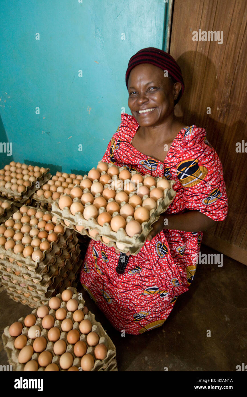 Frau Rachael Mulongo verkauft Eiern in Jinja District, östlichen Uganda, Ostafrika. Stockfoto