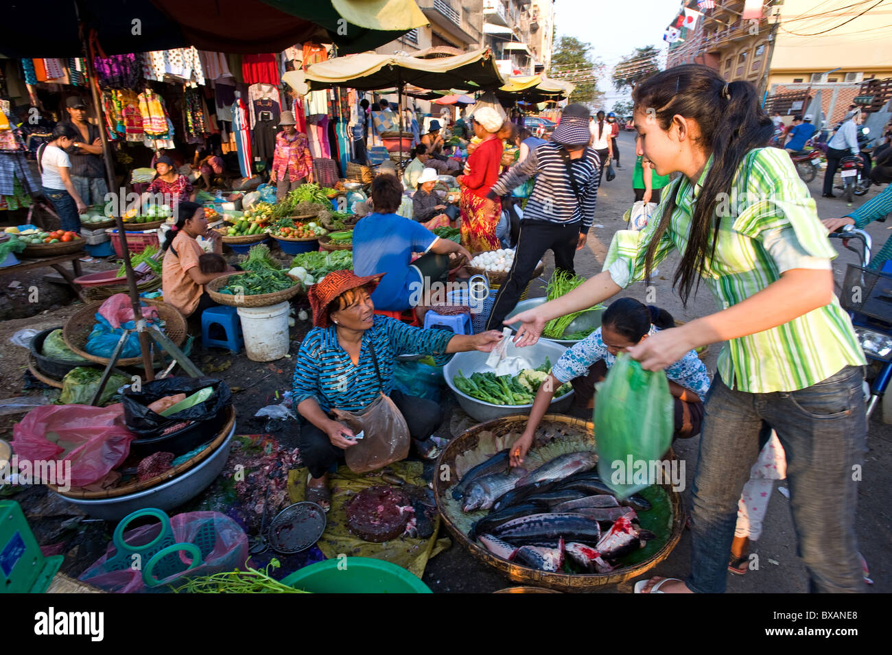 Verkäufer in einem Markt, Phnom Penh, Kambodscha Stockfoto
