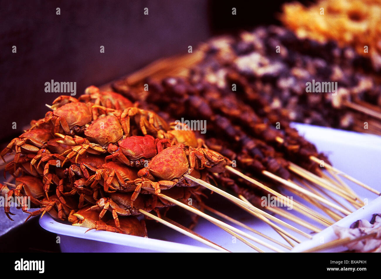 Krabben auf Stöcken bei einem Bbq Stall in Henan, China. Stockfoto