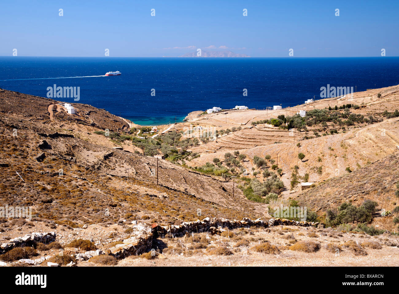 Küstenlandschaft, griechischen Kykladen Insel Tinos. In der Ferne, eine Fähre am Ägäischen Meer. Stockfoto