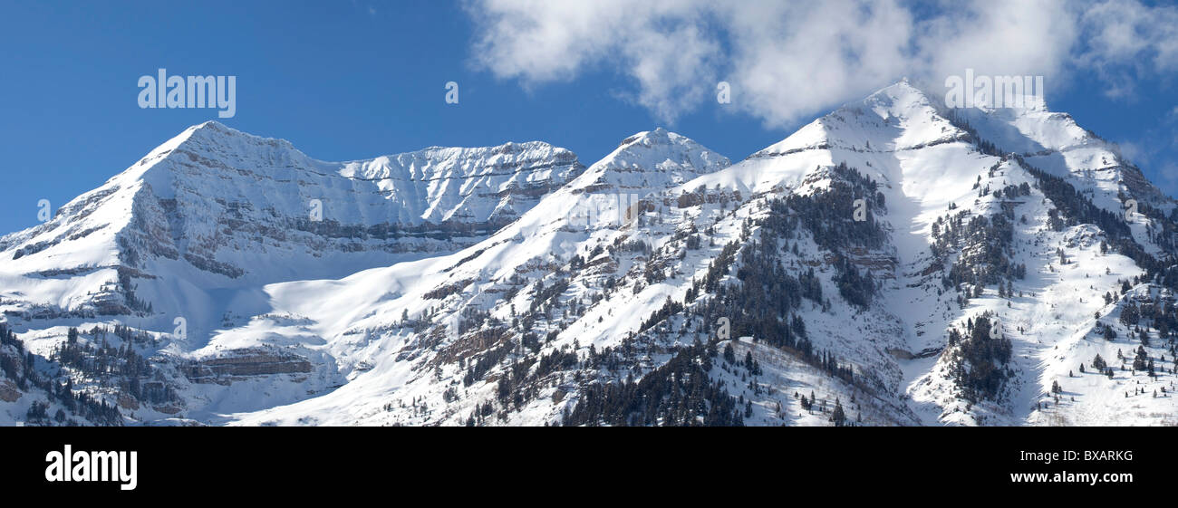 Gipfel, Kamm, des Mount Timpanogos in Utah mit Schnee und einem blauen, bewölkten Himmel. Stockfoto