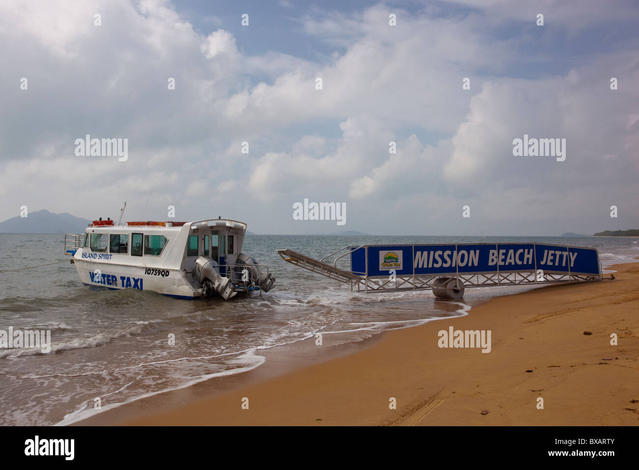 Dunk Island Water Taxi und Steg, Wongaling, Mission Beach, Far North Queensland Stockfoto