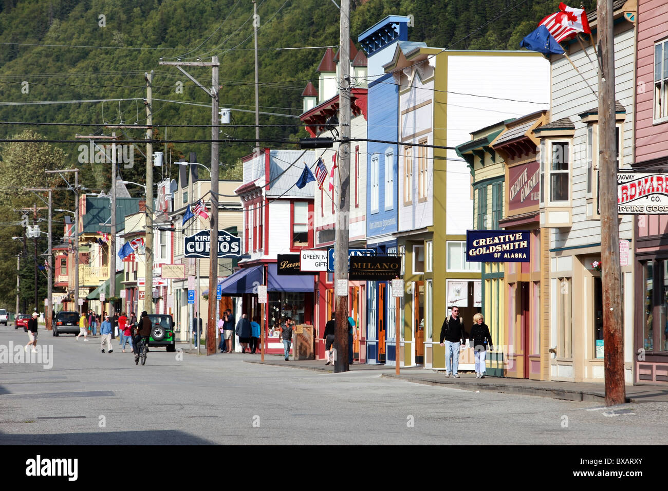 Skagway, Alaska-Kleinstadt mit Touristen die malerischen bunten Straßen. Stockfoto