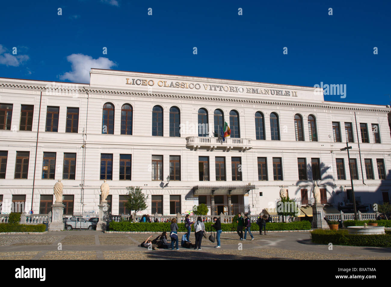 Schüler vor Liceo Classico Vittorio Emanuele II High School in Piazza Indipendenca Quadrat Palermo Sizilien Italien Stockfoto