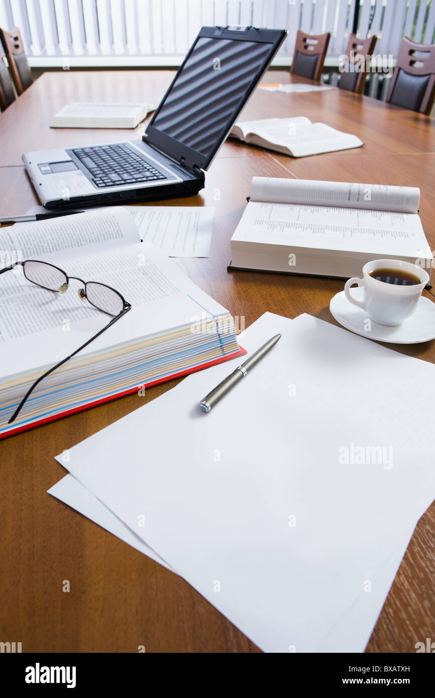 Typischen Arbeitsplatz eines erfolgreichen geschäftige Menschen morgens vor dem Meeting: Computer, Bücher, Stifte, Papiere, eine Tasse von co Stockfoto