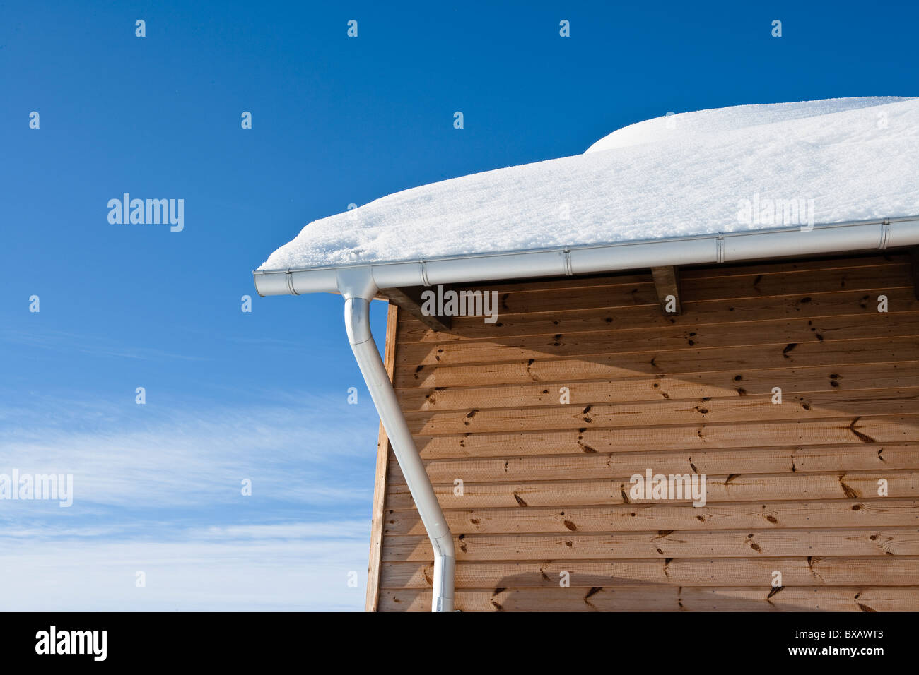 Holzhaus mit Schnee bedeckt Stockfoto