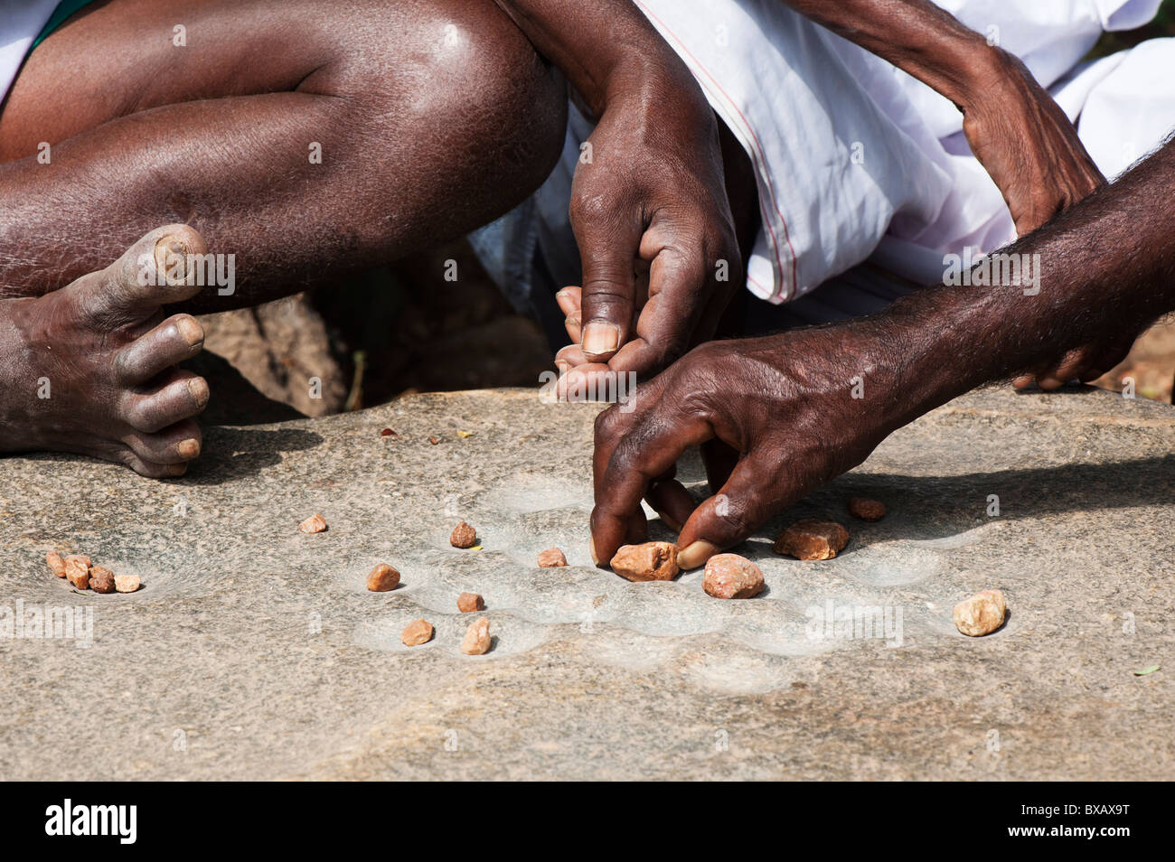 Altes Spiel wie Entwürfe mit Steinen, die indische Männer in einer ländlichen indischen Dorf gespielt. Andhra Pradesh, Indien Stockfoto