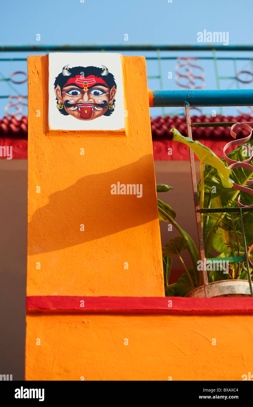 Schutz der hinduistischen Gottheit keramische Wandfliesen auf der Außenseite eines bunten Haus. Andhra Pradesh, Indien Stockfoto