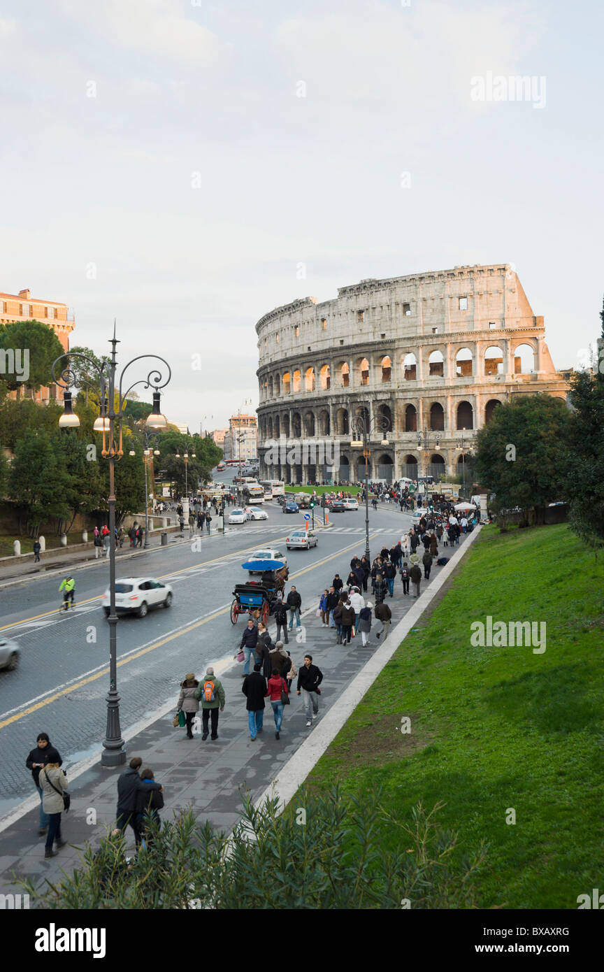 Roma, via dei Fori Imperiali mit Kolosseum Stockfoto