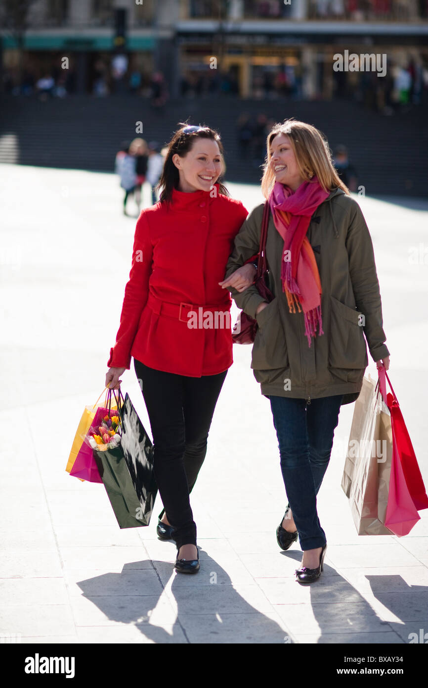 Zwei junge Frauen einkaufen Stockfoto