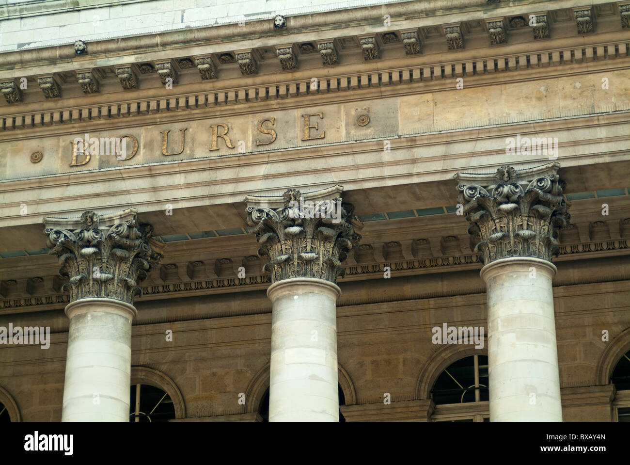 Windows und reich verzierten Säulen außerhalb Paris Bourse (Börsegebäude), Paris, Frankreich. Stockfoto