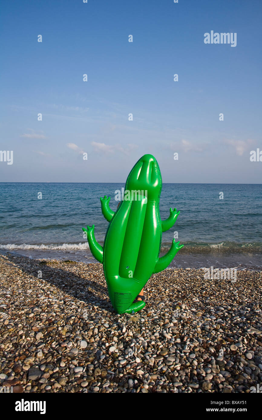 Person Holding Hüpfburg am Strand Stockfoto