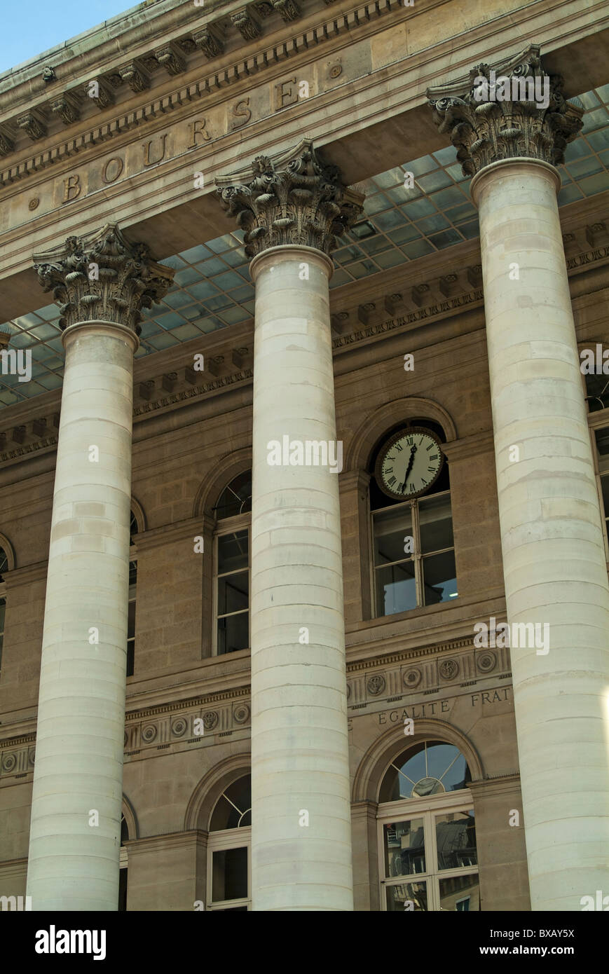 Windows und reich verzierten Säulen außerhalb Paris Bourse (Börsegebäude), Paris, Frankreich. Stockfoto