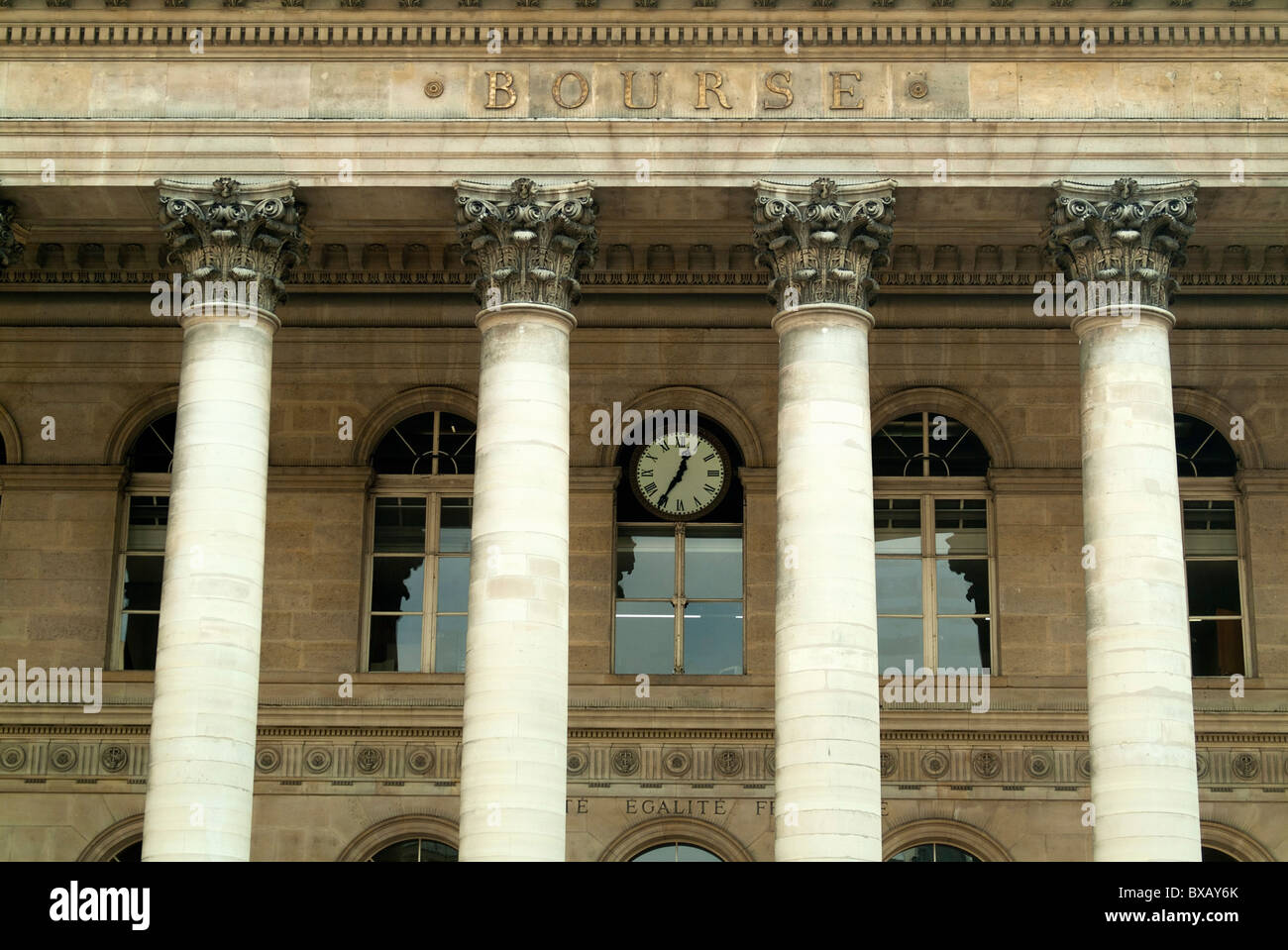 Windows und reich verzierten Säulen außerhalb Paris Bourse (Börsegebäude), Paris, Frankreich. Stockfoto