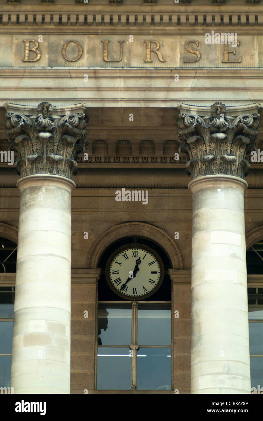 Windows und reich verzierten Säulen an der Außenseite des Paris Bourse (Börse), Paris, Frankreich. Stockfoto