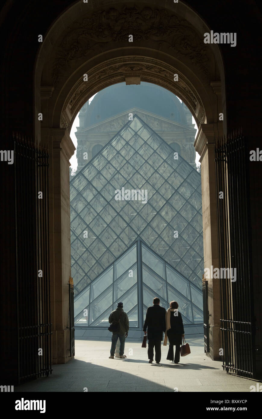 Der Louvre-Pyramide, gesehen von einem großen Torbogen, Paris, Frankreich. Stockfoto